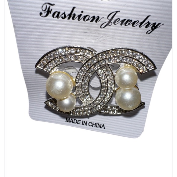 fashionable Jewelry - NWT!Elegant Silver and Pearl Fashion Brooch